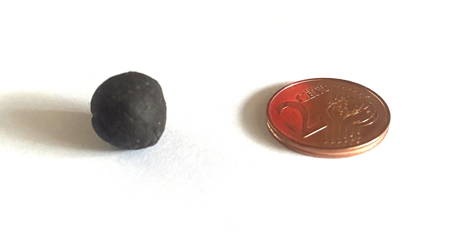Die Größe von einem Gramm Hasch im Vergleich zu einer 2-Cent-Münze.